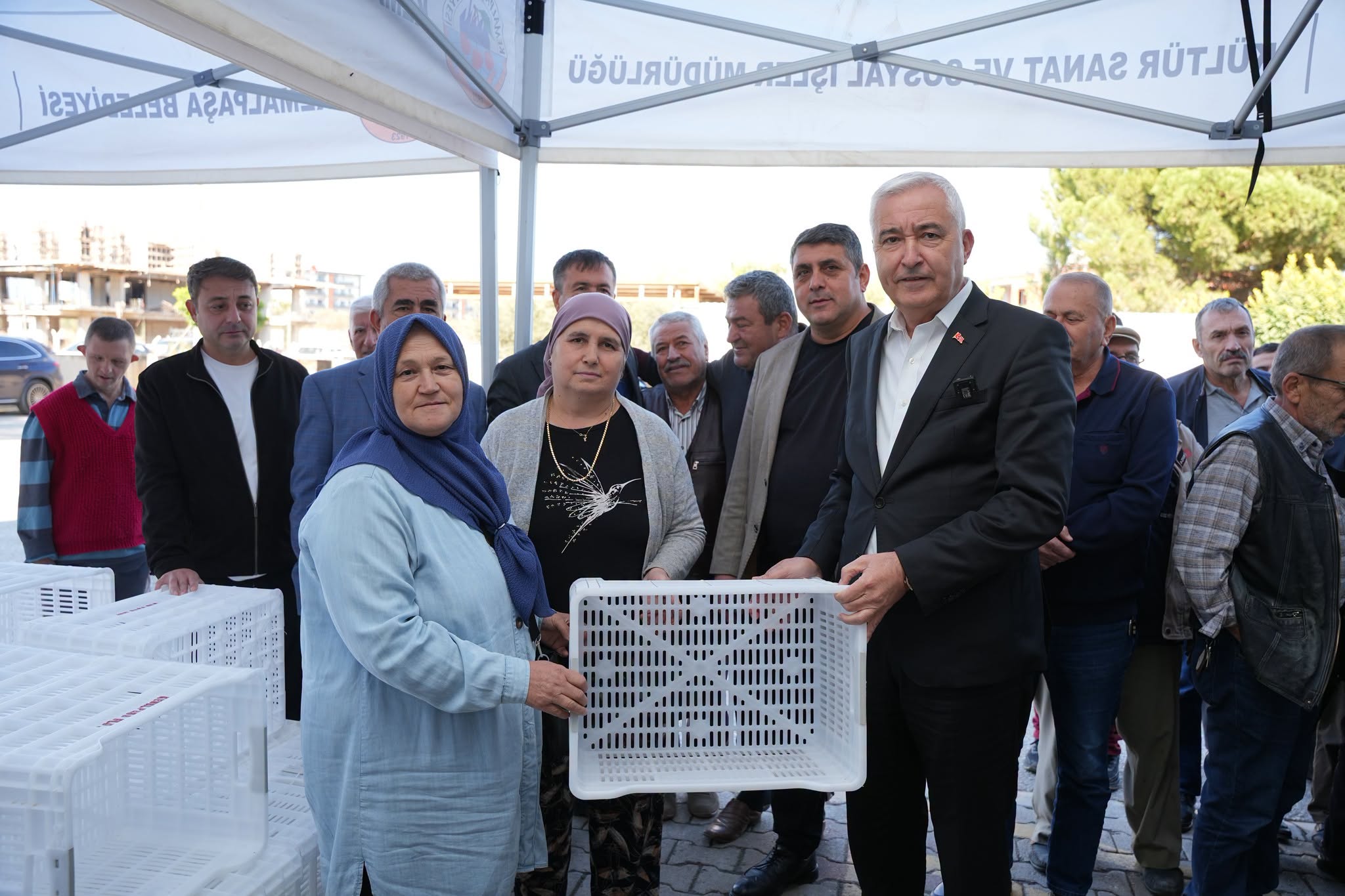 Kemalpaşa Belediyesi, zeytin hasadı öncesinde 656 çiftçiye 4 bin adet