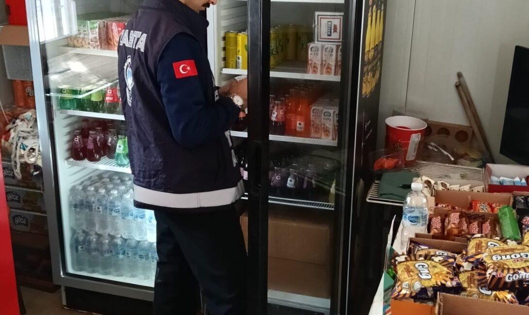 Kemalpaşa Belediyesi Zabıta Müdürlüğü ekipleri, öğrencilerin sağlıklı ve güvenilir gıdaya