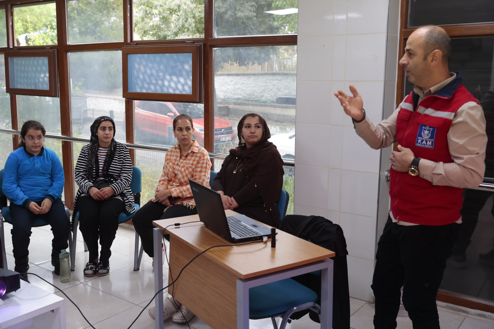 Konak Belediyesi, afetlere karşı bilinçli ve hazırlıklı bir toplum oluşturmak