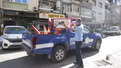 Konak Belediyesi ekipleri, Eşrefpaşa’da gerçekleştirdiği denetimlerde yol ve kaldırımları işgal