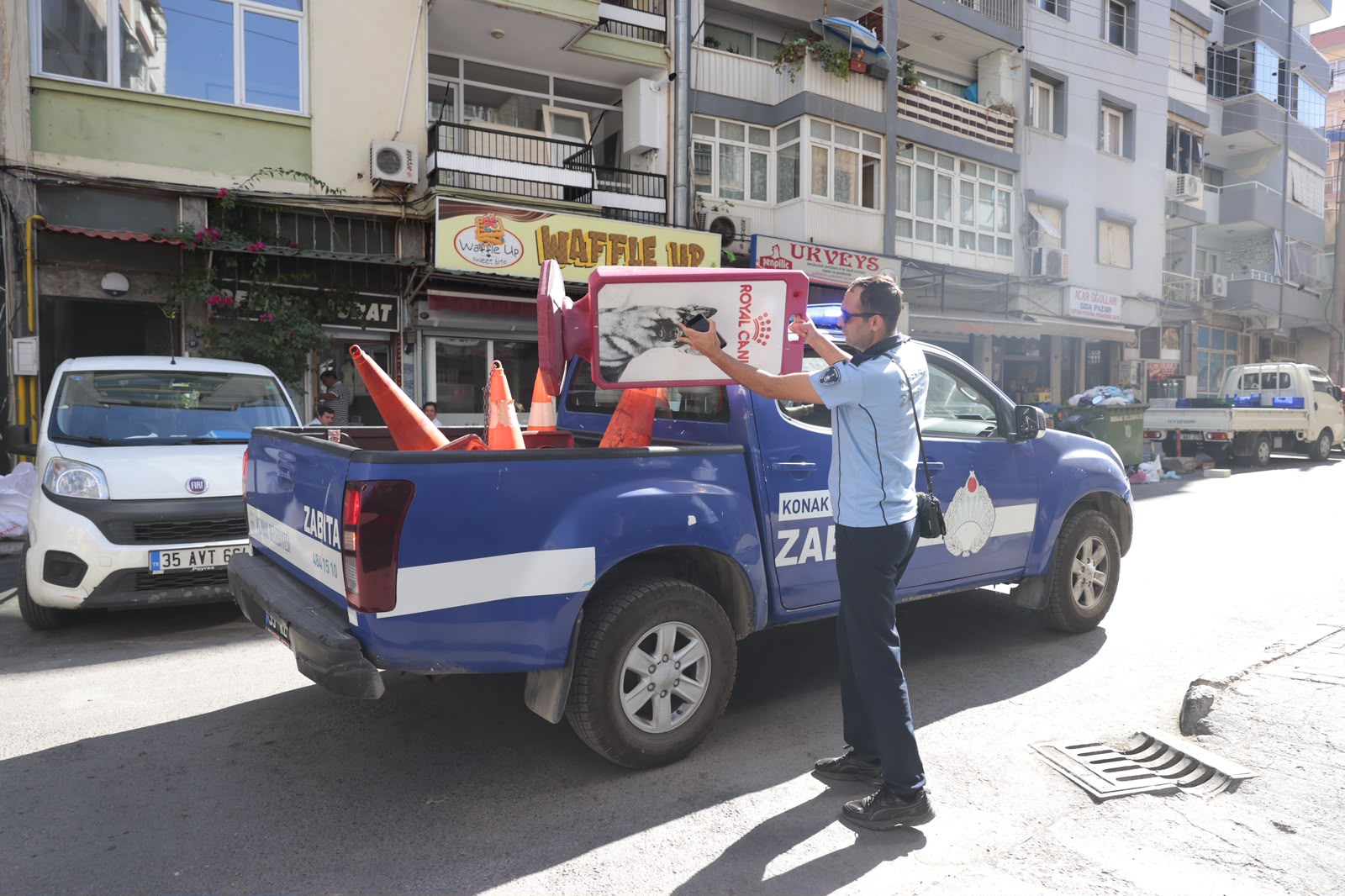 Konak Belediyesi ekipleri, Eşrefpaşa’da gerçekleştirdiği denetimlerde yol ve kaldırımları işgal