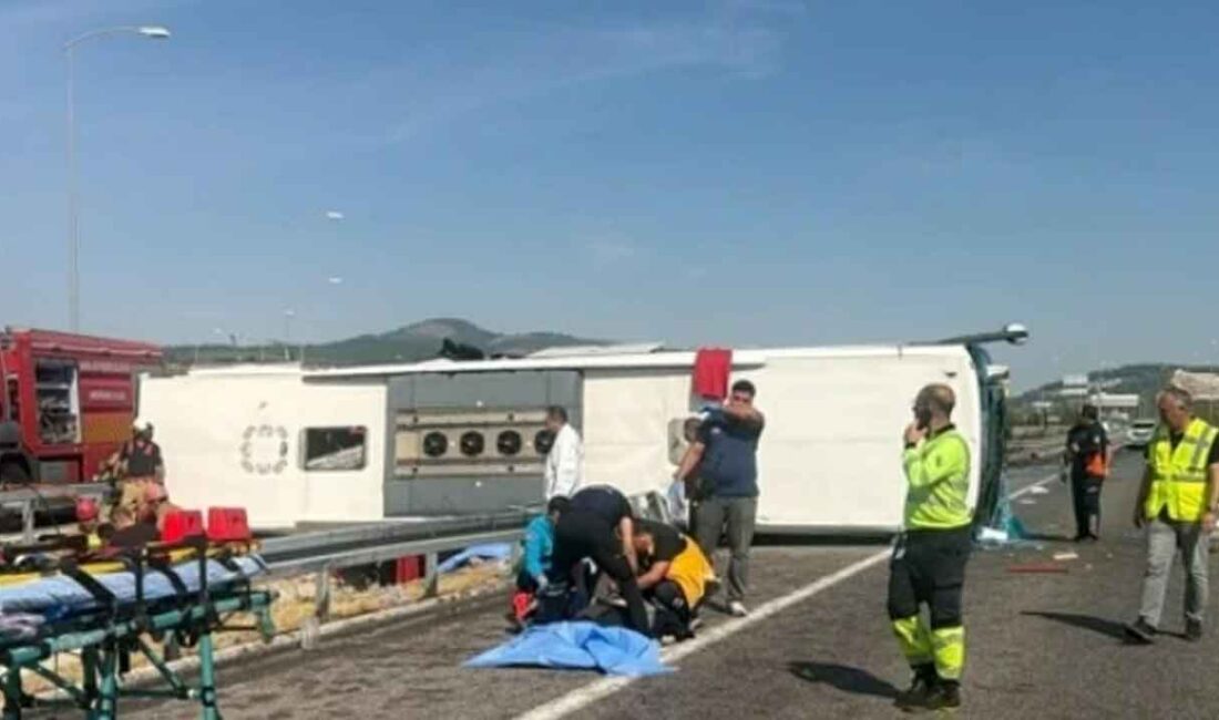 Manisa’nın Akhisar ilçesinde tur otobüsünün devrilmesi sonucu meydana gelen kazada