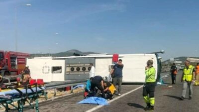 Manisa’nın Akhisar ilçesinde tur otobüsünün devrilmesi sonucu meydana gelen kazada