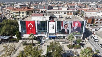 Menderes Belediyesi, ilkokul ve ortaokul öğrencilerinin eğitim giderlerine katkı sunmak
