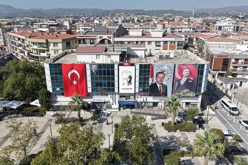 Menderes Belediyesi, ilkokul ve ortaokul öğrencilerinin eğitim giderlerine katkı sunmak