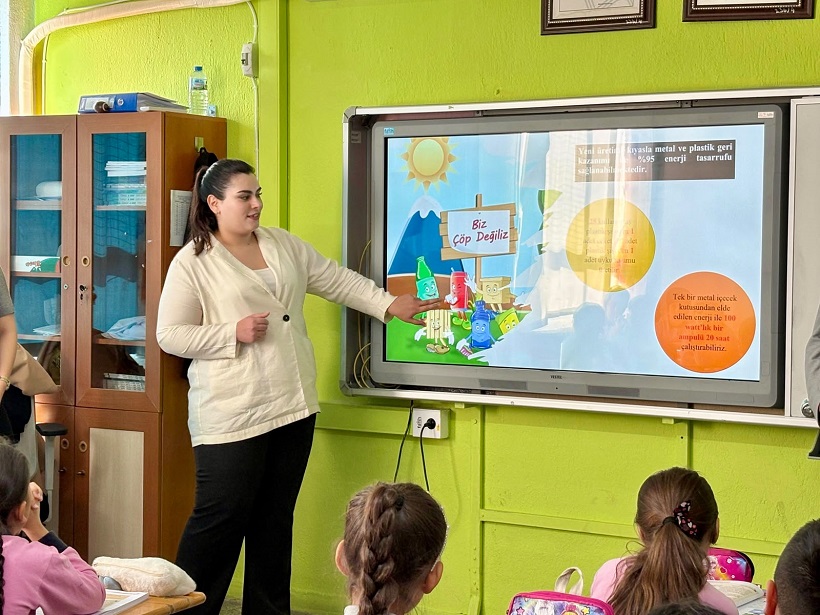 Menderes Belediyesi, okullarda sıfır atıkla ilgili bilinçlendirme eğitimleri vererek, daha
