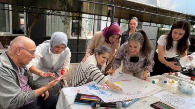 Menderes Belediyesi, Engelsiz Çocuk Evi’nden yararlanan engelli bireylerle birlikte huzurevinde