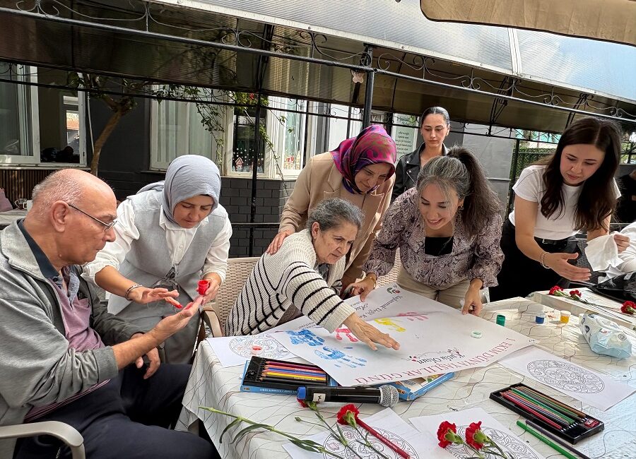 Menderes Belediyesi, Engelsiz Çocuk Evi’nden yararlanan engelli bireylerle birlikte huzurevinde