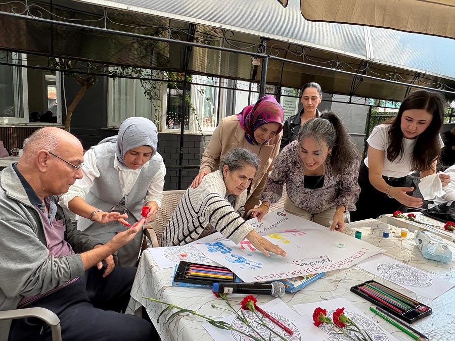 Menderes Belediyesi, Engelsiz Çocuk Evi’nden yararlanan engelli bireylerle birlikte huzurevinde