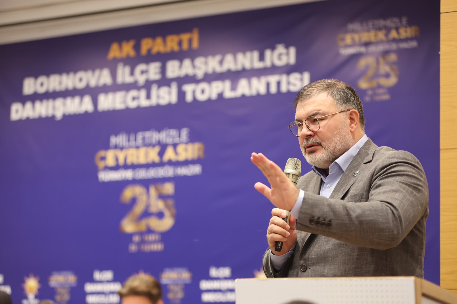 Bornova’da teşkilat mensuplarına seslenen AK Parti İzmir İl Başkanı Bilal