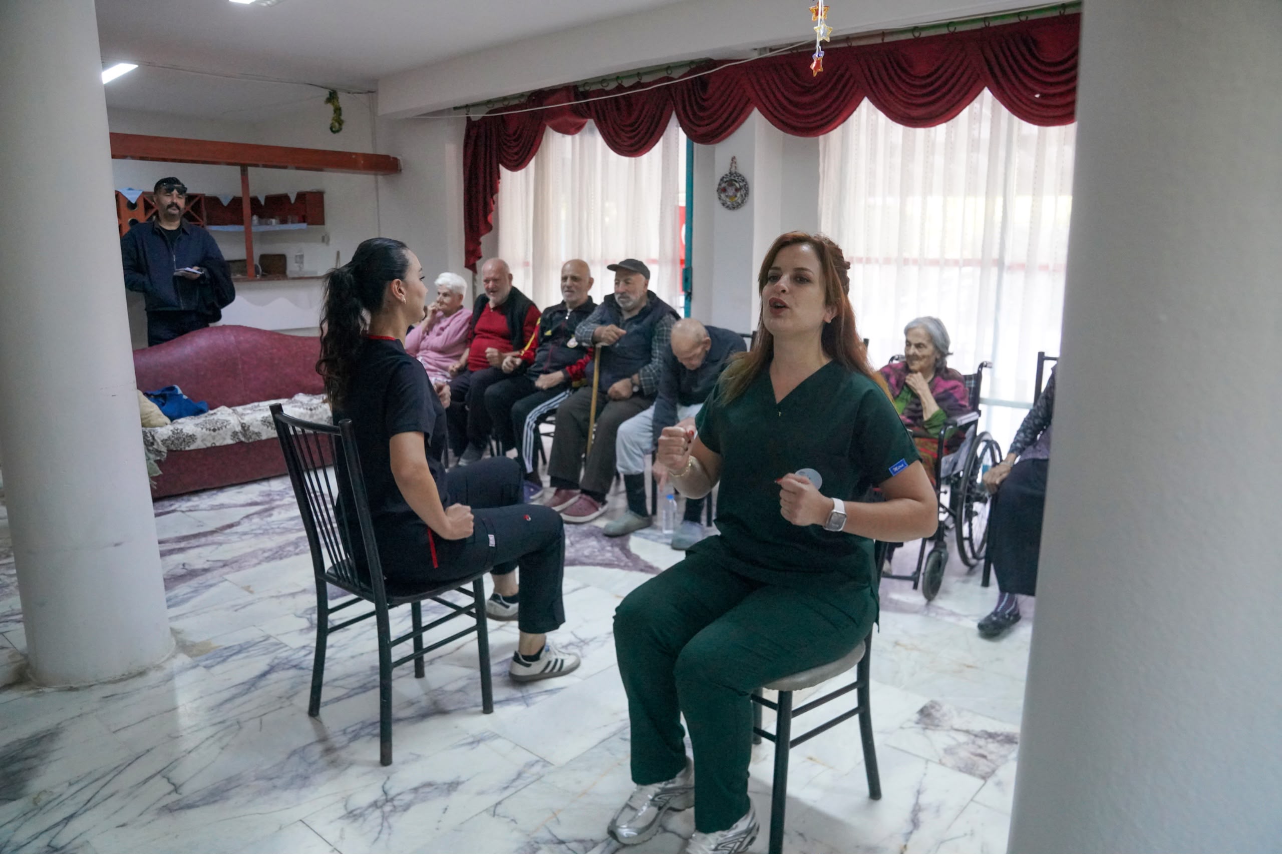 Seferihisar Belediyesi, Dünya Yaşlılar Günü kapsamında Sığacık ve Ürkmez’deki huzurevi