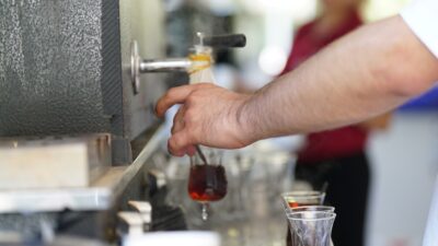 Torbalı Belediyesi, ilçedeki kafelerinde çay ve suyu 7,5 TL’den sunarak