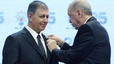 İzmir Büyükşehir Belediye Başkanı Cemil Tugay, CHP’den ayrılarak AK Parti’ye