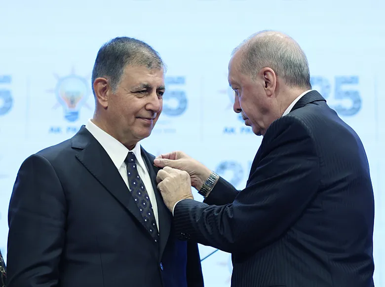 İzmir Büyükşehir Belediye Başkanı Cemil Tugay, CHP’den ayrılarak AK Parti’ye
