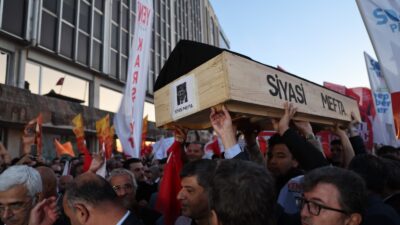 İzmir Büyükşehir Belediye Başkanı Cemil Tugay’ın AKP’ye geçişine tepki gösteren